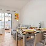 Bright & Cozy House With Terrace By Hostwise Διαμέρισμα *